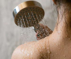 Gội đầu trước hay tắm trước mới đúng? 99% người đang làm sai mà không biết