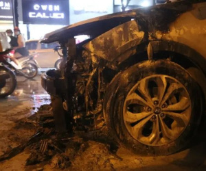 Hà Nội: Ô tô đang lưu thông trên đường bất ngờ bốc cháy, hàng chục người dân hỗ trợ dập lửa
