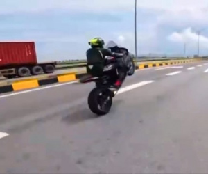 Nhóm ‘phượt’ chạy xe gần 300km/h, bốc đầu trên đảo Cát Bà