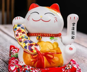 2 tuổi đại kỵ với Mèo Thần Tài, tránh để trong nhà kẻo tiền tài tiêu tán, của cải 'trôi sông'