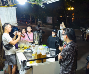Món trà chanh 'giã mỏi nhừ tay', chủ quán bán 300 cốc mỗi tối ở vỉa hè Hà Nội