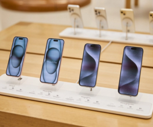 Mỗi ngày cả nghìn người nhấc lên đặt xuống iPhone ở Apple Store, 'điều thần kỳ' gì giúp chúng luôn lung linh?
