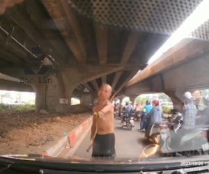 Say rượu, người đàn ông mang dao, búa ra chặn ôtô giữa phố