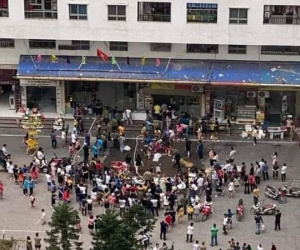 Cửa hàng tiện lợi tại chung cư vạn dân Hà Nội bốc cháy, dân lao vào dập lửa