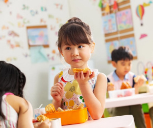 Sốc: Giáo viên nhà trẻ Trung Quốc ép học sinh ăn bãi nôn