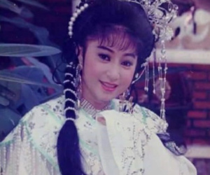 NSƯT Thoại Mỹ: Diễn cảnh bị đánh đến bầm cả người, phải lăn xuống sân đầy mảnh chai