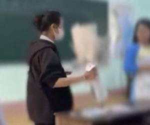 Nữ sinh vào lớp trễ để tặng quà cho giáo viên liền nhận cái kết 'đắng', nghiêm túc theo quy định hay là sự cứng nhắc vô cảm?