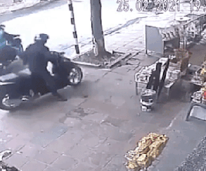 Người phụ nữ đứng mua đồ cạnh xe SH nhưng vẫn bị trộm, dân mạng chỉ ra lỗi sai