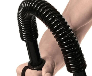 Xem bạn bẻ 'đồ long đao', bé trai vỡ mũi