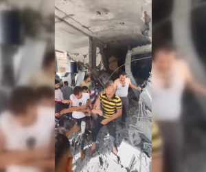 Xem nhân viên y tế cùng người dân ở dải Gaza tìm kiếm nạn nhân dưới những đống đổ nát