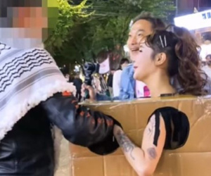 Yêu cầu đàn ông trên phố sờ ngực mình, nữ người mẫu đối diện án tù 1 năm