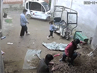 Thấy xe vẫn nổ máy, con gái có pha 'test' thử tay ga khiến mẹ 'đau lòng'