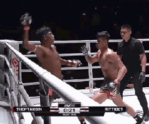 Mãn nhãn cao thủ muay Thái tung đòn chỏ cực hiểm hạ knock-out đối thủ