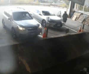 Nữ tài xế bất ngờ lao thẳng xe ô tô xuống máy nén rác