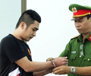 Gọi hàng xóm không đáp lời, nam thanh niên đâm 2 cha con trọng thương