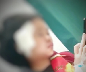 Ngồi nghỉ trong sân trường sau giờ thể dục, học sinh bị dao quăng trúng đầu