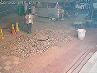 Thói quen 'dán mắt' vào điện thoại bất kể mọi lúc khiến người gặp tai họa dù đang đi bộ