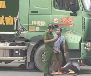 Hai học sinh lớp 7 thương vong dưới bánh xe container