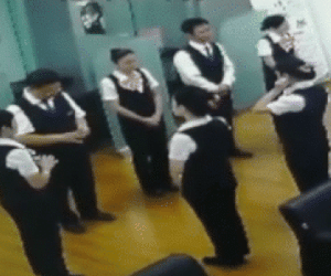 Đang họp, nhân viên bỏ chạy tán loạn khi thấy thứ đáng sợ rơi xuống