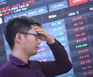 Lãi suất giảm sâu, sao chứng khoán liên tục 'đỏ sàn'?