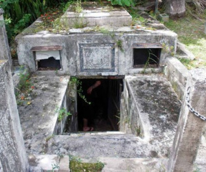 Mở hầm mộ gia tộc giàu có, tái mặt thấy quan tài... di động