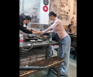 Chủ nhà hàng khiến thực khách choáng váng vì để robot như người thật phục vụ