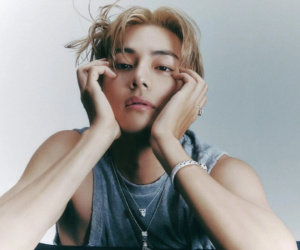 V (BTS) bị fan cuồng theo dõi và đưa giấy đăng ký kết hôn, cảnh sát liền vào cuộc bắt giữ