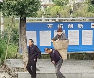 Hai anh em thay nhau cõng mẹ trong giỏ đến bệnh viện khiến dân mạng xúc động