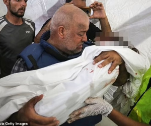 Phóng viên chiến trường ở Gaza sững sờ trước thi thể vợ con