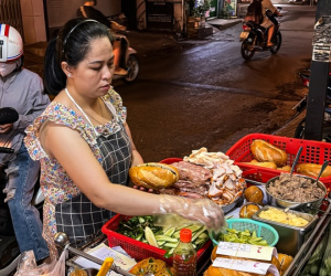 Quán bánh mì 40 năm tuổi ở TP.HCM, khách đông tới nửa đêm, ngày bán 1500 ổ