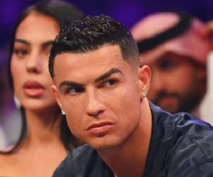 Ronaldo đi xem boxing cũng không yên, khó chịu vì bị khán giả la ó