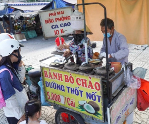Bốc số thứ tự chờ mua bánh bò giá 5.000 đồng tại TP HCM