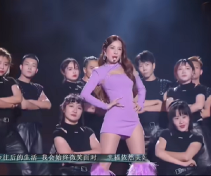 Đứng chờ trước 1 ngày để canh chỗ xem Chi Pu, fan Trung phản ứng thế nào sau màn trình diễn hát live?