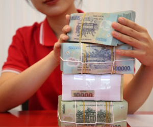 Vì sao người dân vẫn gửi tiền ngân hàng bất chấp lãi suất giảm?