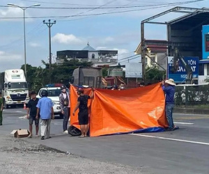 Ngã ra đường sau va chạm với xe máy, đôi vợ chồng bị xe container cán tử vong