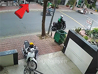 Thấy kẻ gian đang bẻ khóa xe máy nhà hàng xóm, thanh niên có màn 'chiến đấu' khiến cư dân mạng khen nức nở
