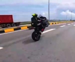 Khởi tố 2 thanh niên vụ điều khiển xe mô tô phân khối lớn phóng gần 300k/h, bốc đầu, lạng lách