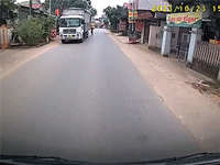 Giật mình với cảnh người phụ nữ sang đường như 'từ dưới đất chui lên'