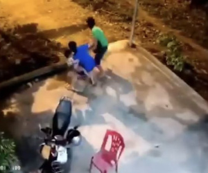 Bé gái 3 tuổi gẫy xương vai vì bị bố xông vào đấm đá, túm chân quăng ra xa