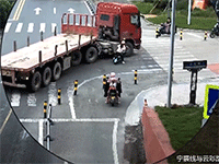 Đi vào điểm mù xe tải, người phụ nữ thoát chết thần kỳ sau va chạm với xe tải