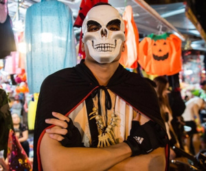 Phố Hàng Mã ngập tràn màu sắc 'ma quái' trong đêm Halloween