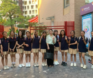 Lộ ảnh Quỳnh Kool làm giáo viên trường quốc tế, vóc dáng bé nhỏ ngang học sinh cấp 2