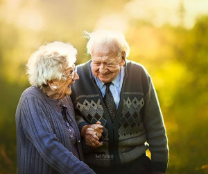 65 tuổi, tôi đi làm để trợ cấp cho con trai: 1 năm sau thấy phiếu lương của con, tôi khóc vì thương chính mình!