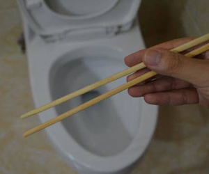Nhét 2 chiếc đũa vào bồn cầu, tiết kiệm tiền trăm mỗi năm, tưởng nghịch dại nhưng rất thiết thực