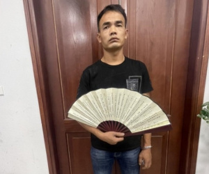 Nhóm đối tượng nghĩ ra 'chiêu độc', dùng ô và quạt để trộm cắp của khách du lịch