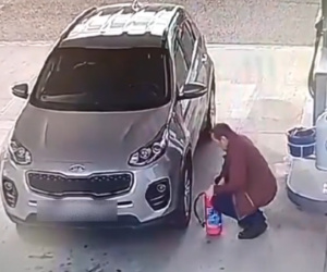 Cười ngất với người đàn ông dùng bình cứu hỏa để bơm xe