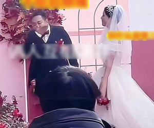 Chú rể vừa hôn cô dâu liền quay đi nôn ọe, hành động của cô dâu cũng sốc không kém