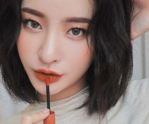 Mặt mộc nên đánh son màu gì?