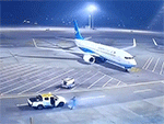Đang đậu trên sân băng, máy bay bị xe hàng không người lái tông trúng