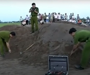 Cánh tay cô gái trồi lên từ đống cát hé lộ vụ án kinh hoàng